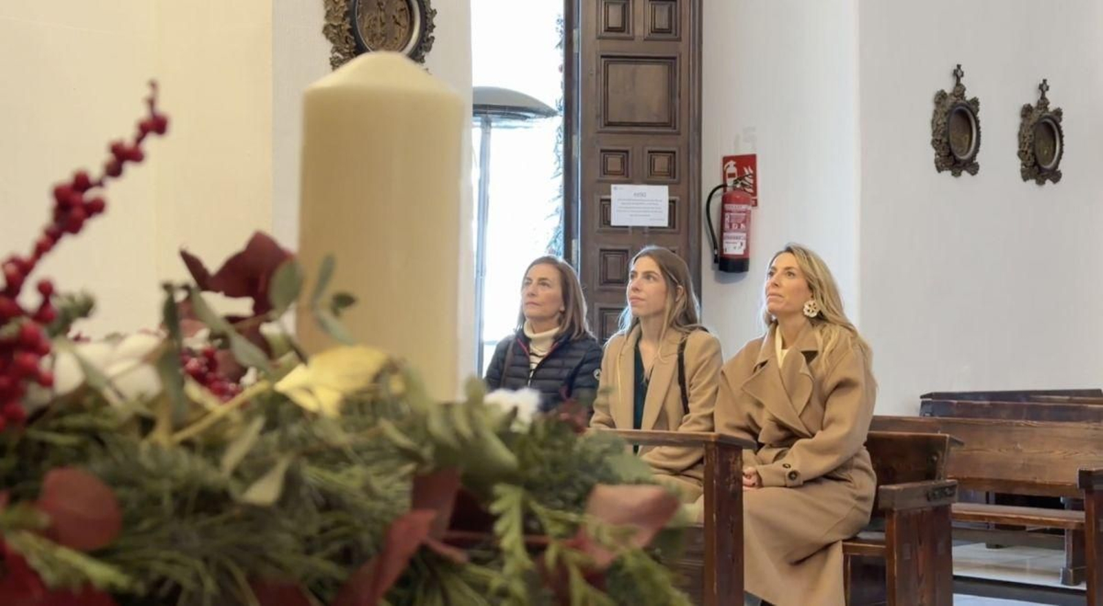María Guardiola (PP) realiza una ofrenda floral a la Virgen de la Montaña.
