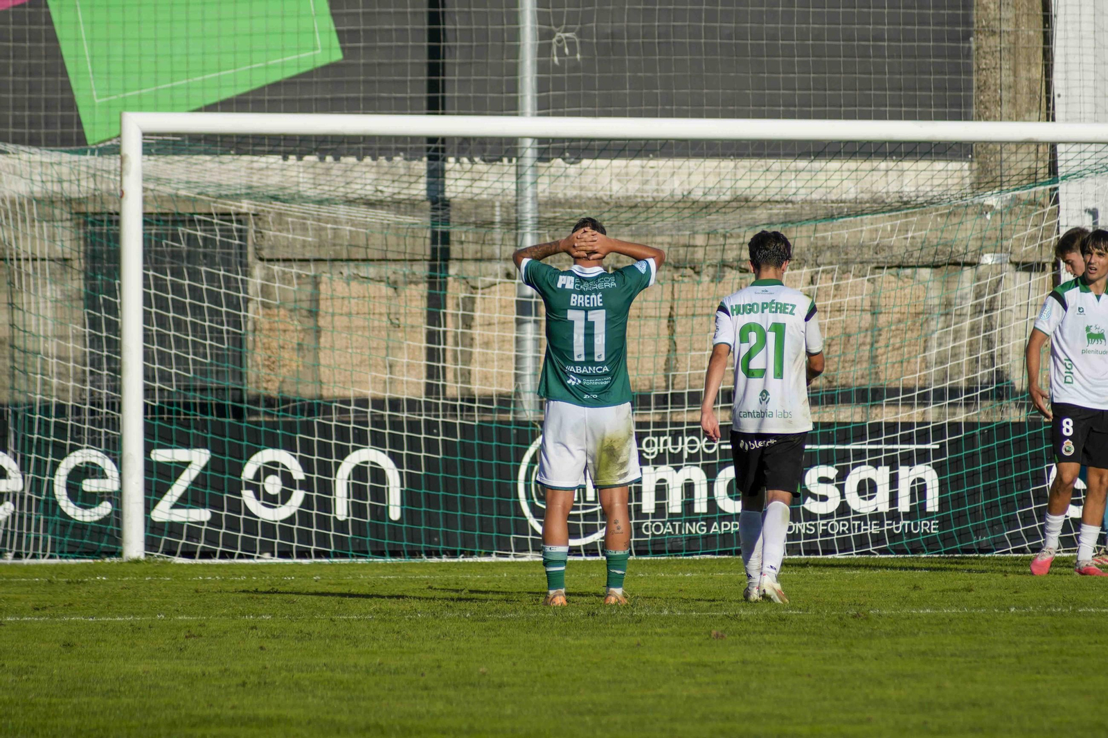 El coruxista Iván Breñe se lamenta durante el partido de ayer en O Vao.