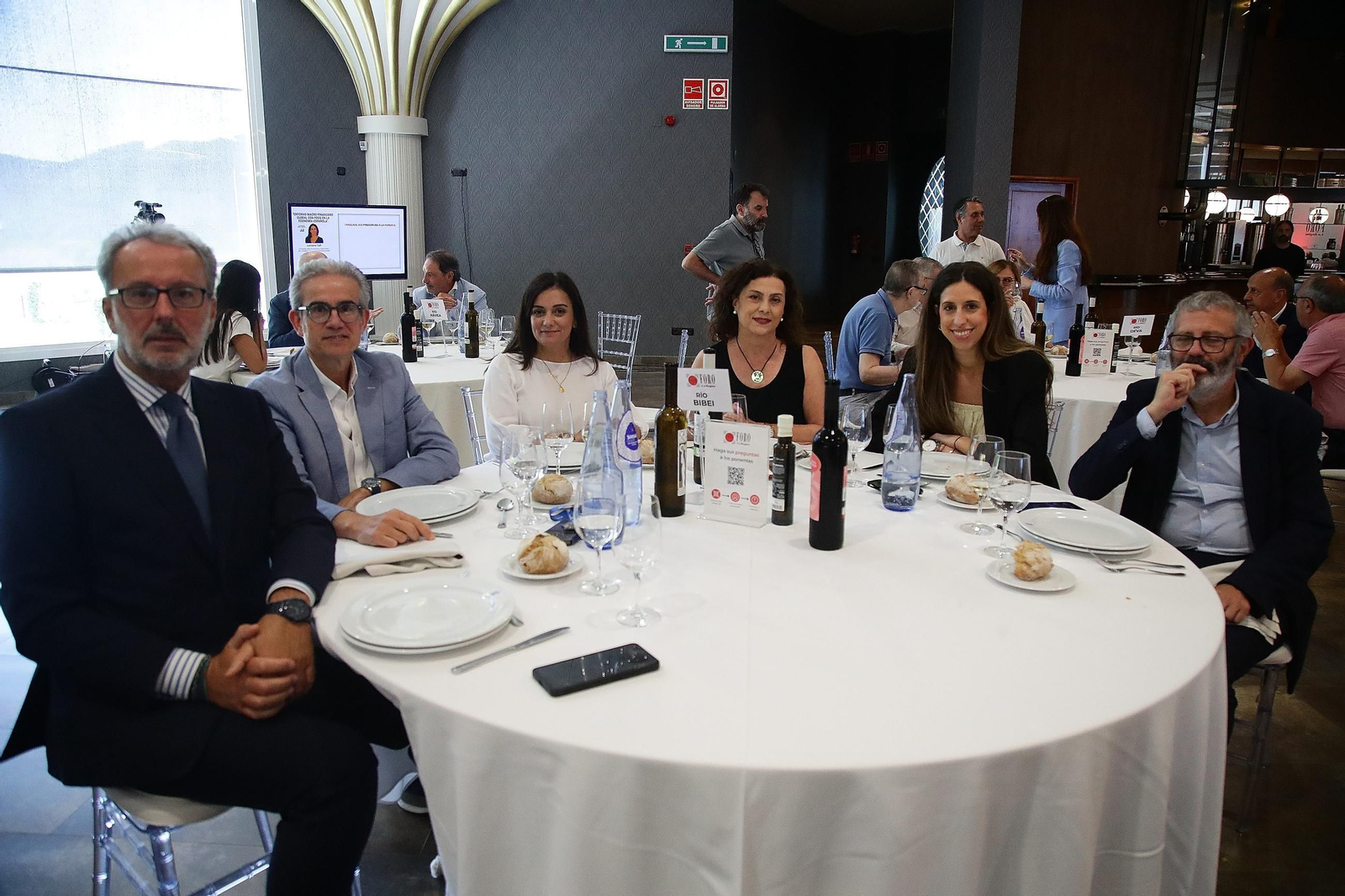 MESA RÍO BIBEI  Antonio Nespereira, periodista y presentador del Foro La Región; José Manuel Díaz, director de Marcelino Díaz; Silvia Crespo, directora de proyectos y comunicación de APE Galicia; Dolores Alonso, jefa de administración de Atlántico; María Galende, abogada de Ferro Abogados, y Fernando Blanco, abogado de Primitivo Ferro Abogados.