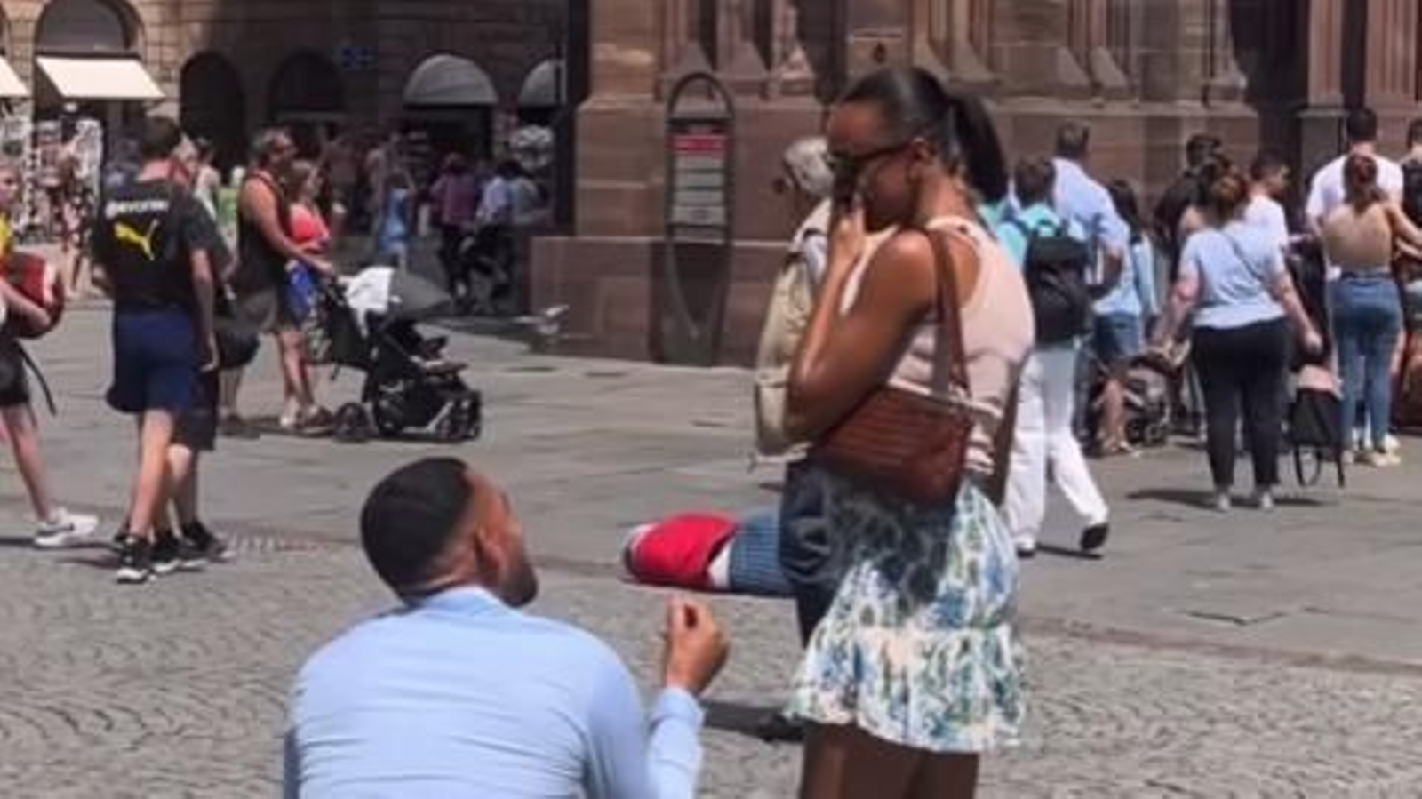 El momento en que Benjamin se arrodilla ante Peleteiro para pedirle matrimonio.