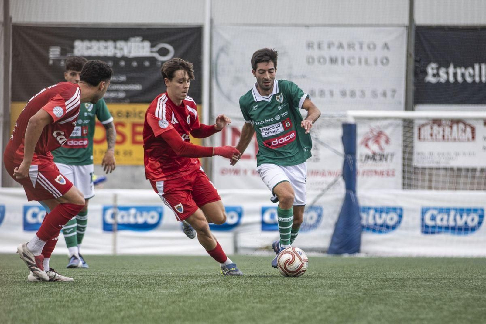 Guille Pinin conduce el balón en As Eiroas ante dos defensores, ayer durante el partido ante el Bergantiños.