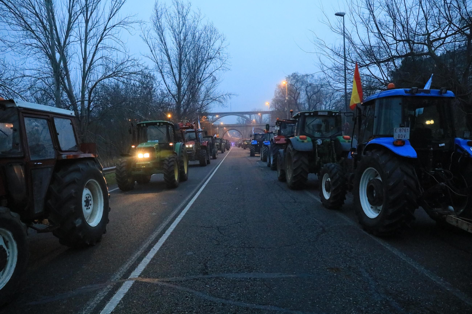 Galería | Largas hileras de tractores bloquean la N-120 en Ourense, en el cuarto fin de semana de protestas