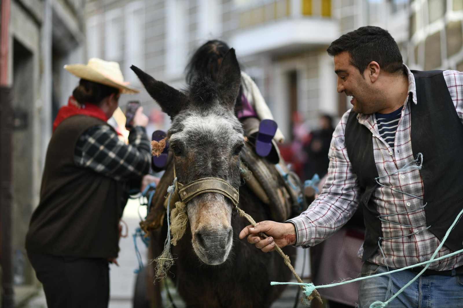 Galería | El desfile de los chocalleiros por Vilardevós, el Entroido en fotos