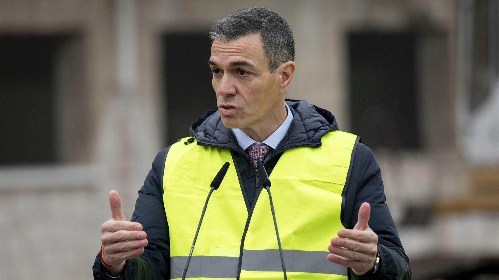 El presidente del Gobierno, Pedro Sánchez, durante el acto de demolición de los primeros edificios del acuartelamiento de Campamento.