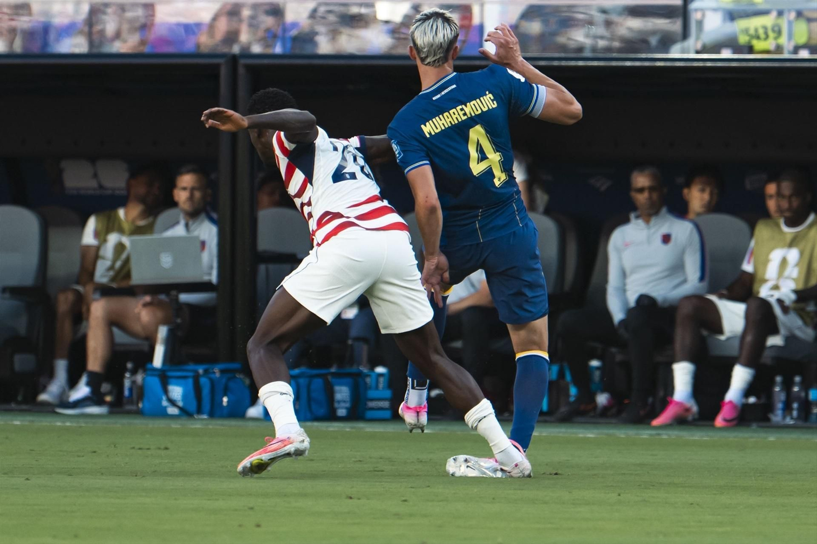 Folarin Balogun pisa el tobillo de Muharemovic minutos antes de ser expulsado.