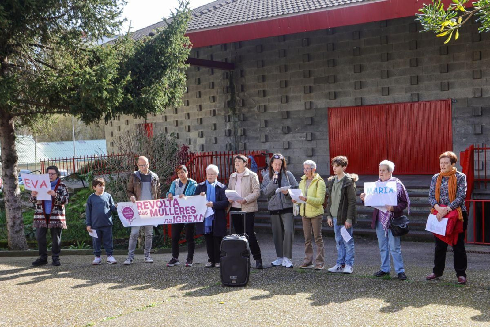 Olga Álvarez (en el centro), ayer en la protesta de Revolta das Mulleres na Igrexa en el Cristo de la Victoria