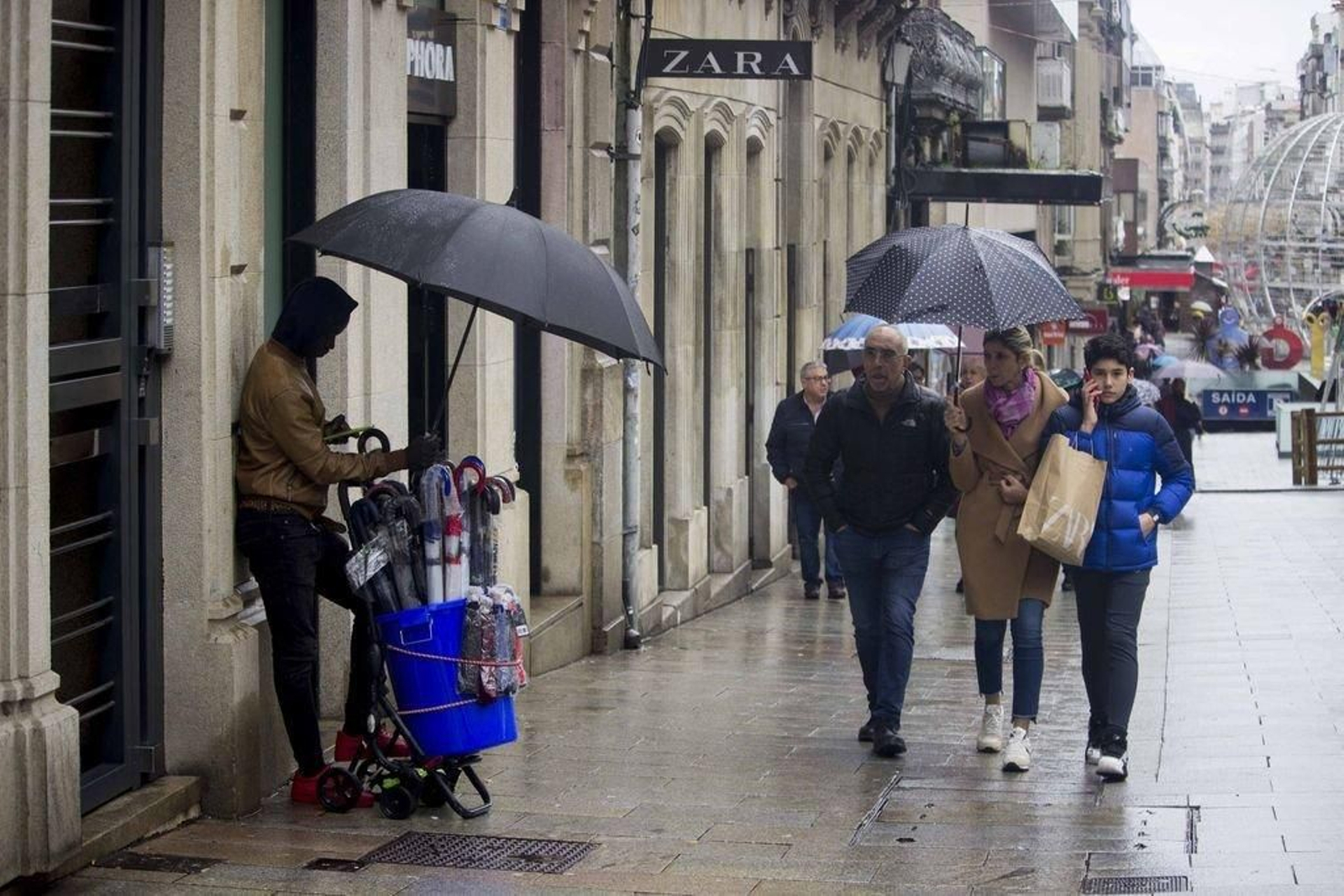 La lluvia, que acompañó a los visitantes durante todo el fin de semana, seguirá.