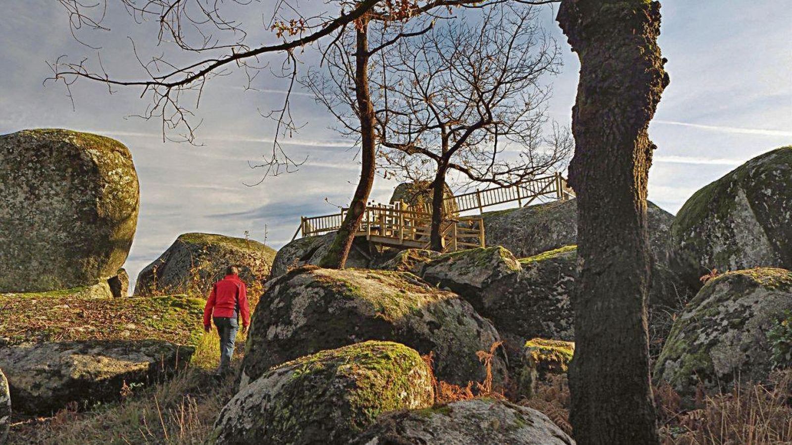 Paseo entre molinos y hórreos hasta el monumento natural de Pena Corneira
