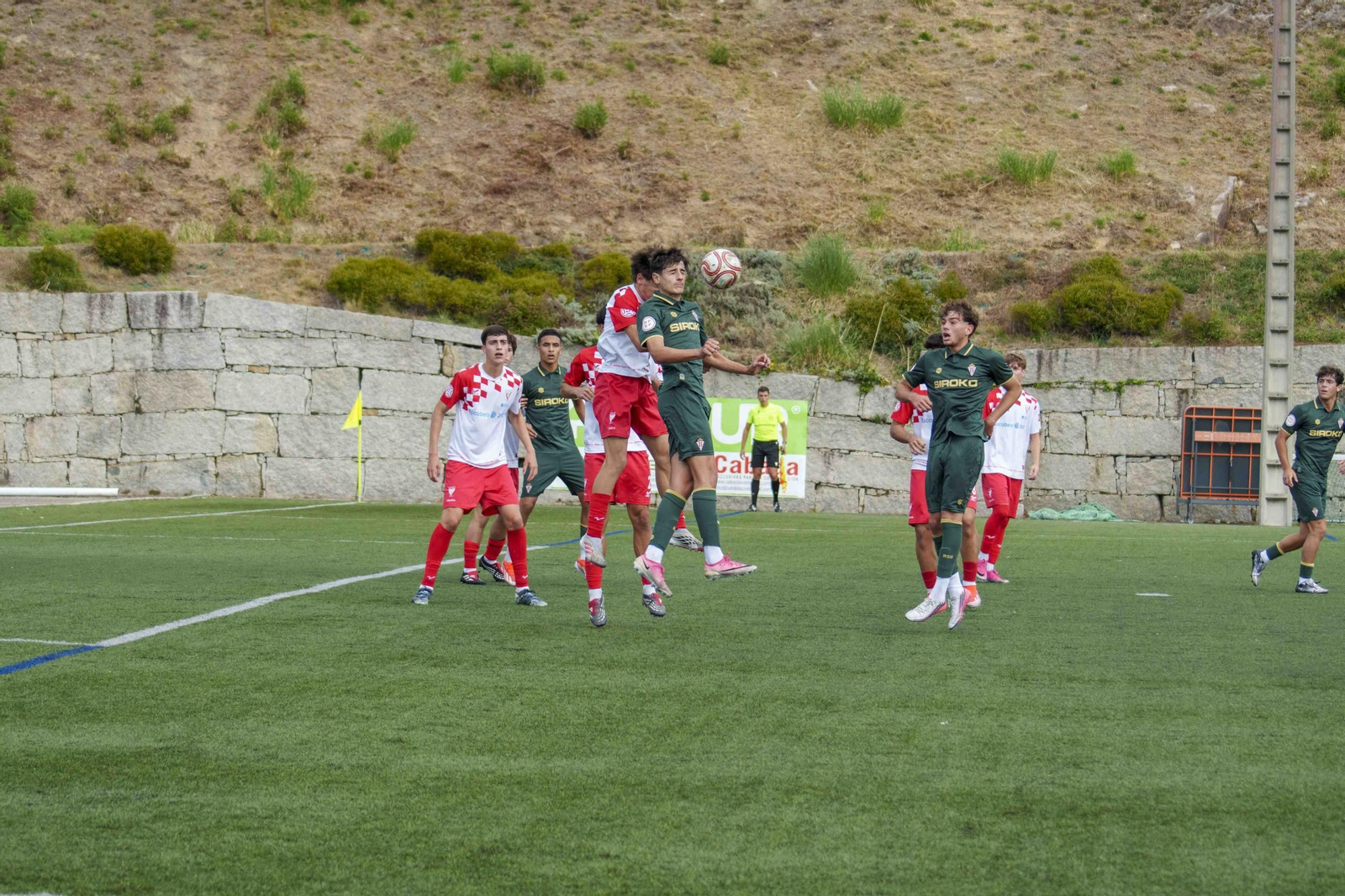 Disputa de balón entre valmiñoranos y gijoneses.