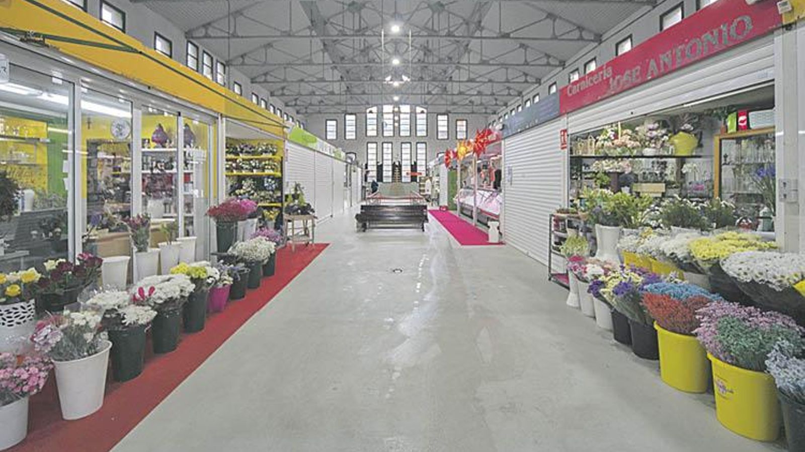 Negocios en el interior del mercado.