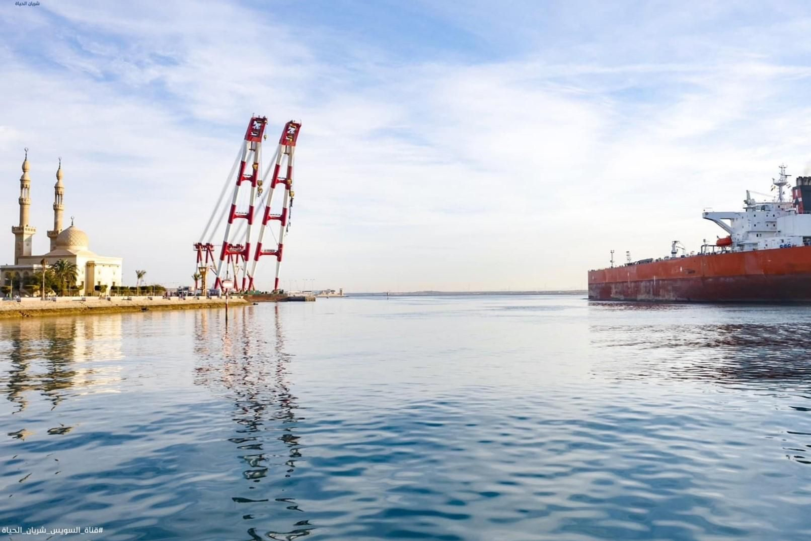 Petrolero en el canal de Suez