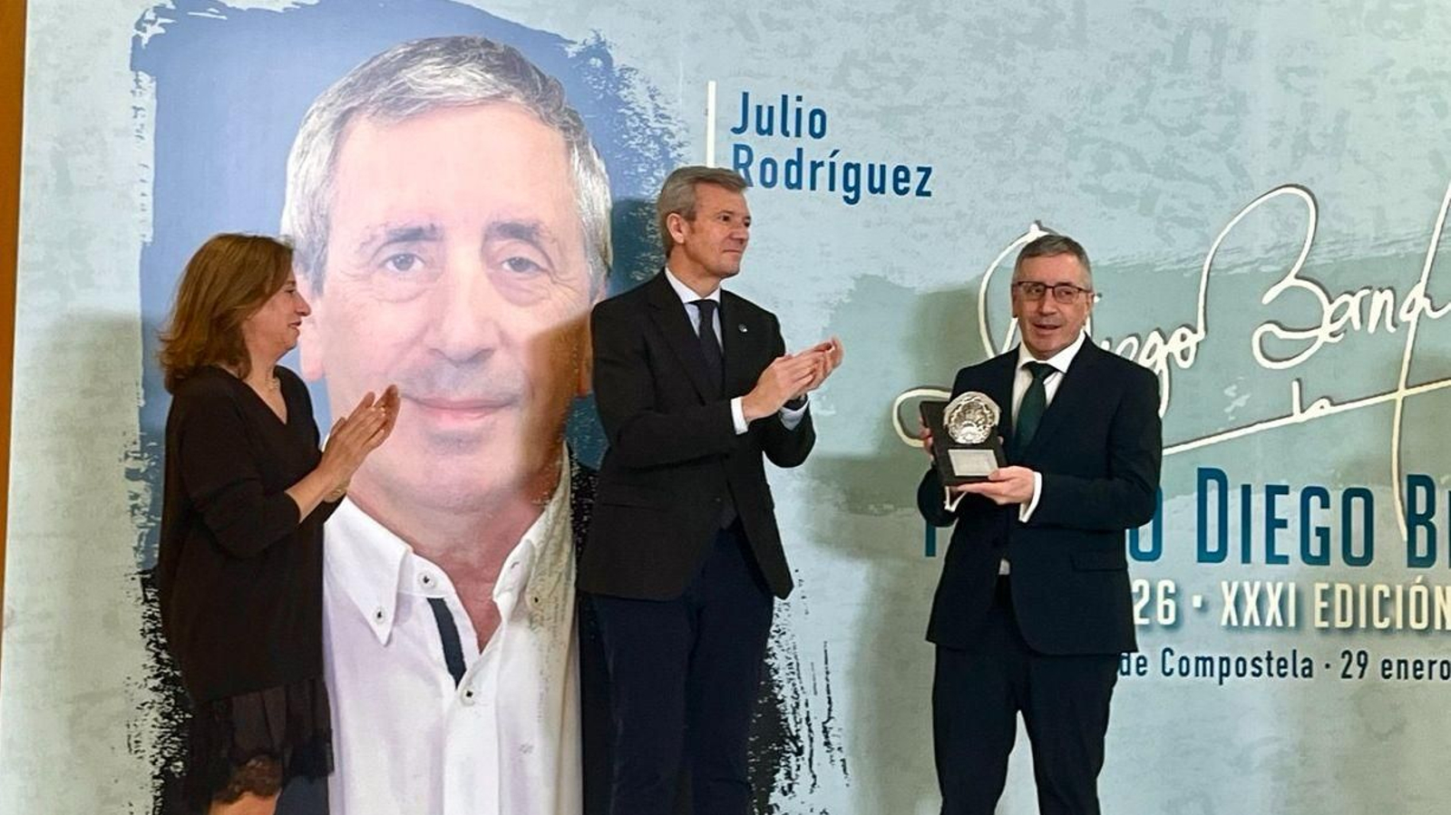 El director de Atlántico, Julio Rodríguez, recoge el premio de manos del presidente de la Xunta Alfonso Rueda.