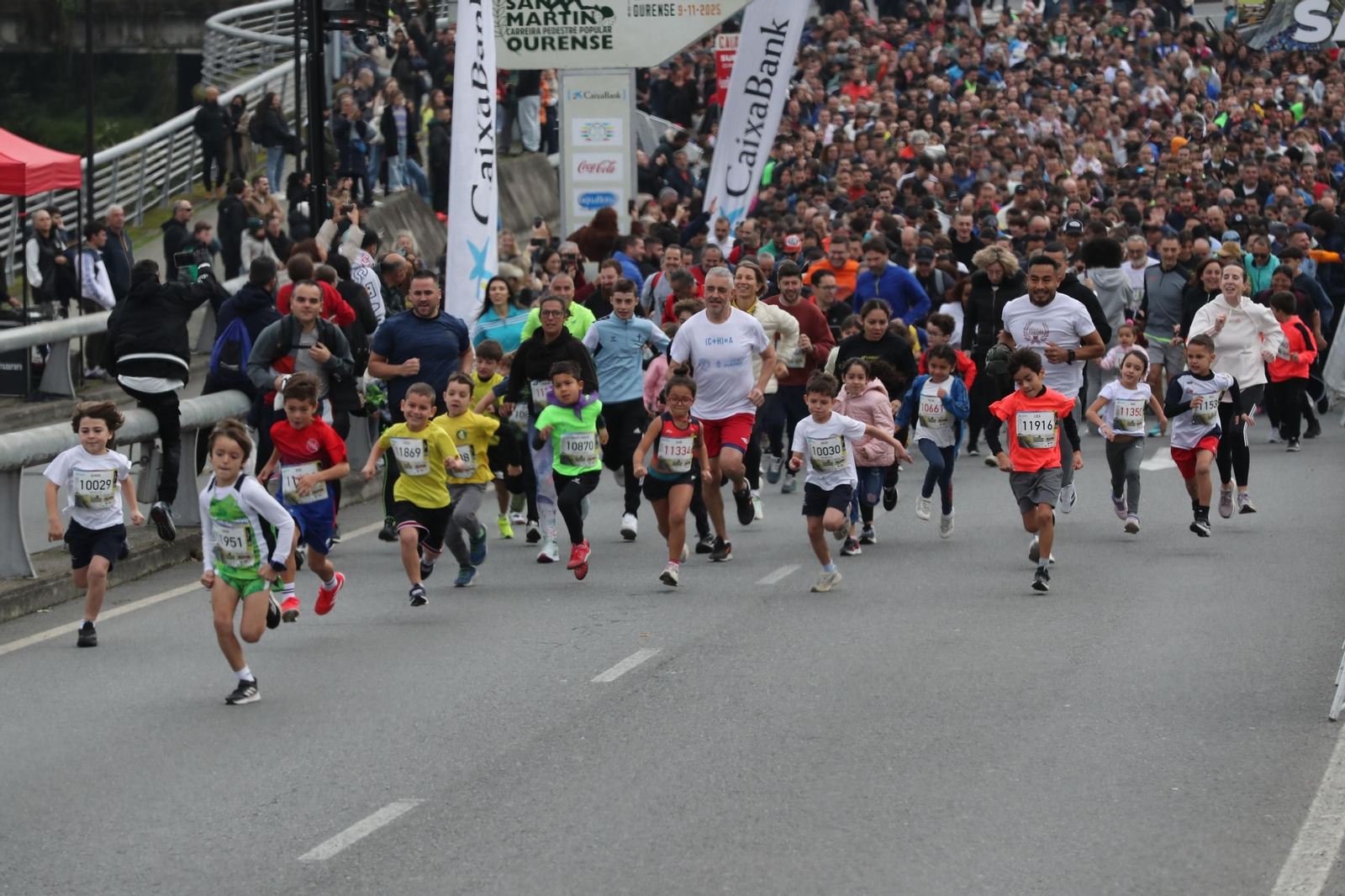 Galería |  Niños y jóvenes, también se divierten recorriendo Ourense durante la Carrera de San Martño