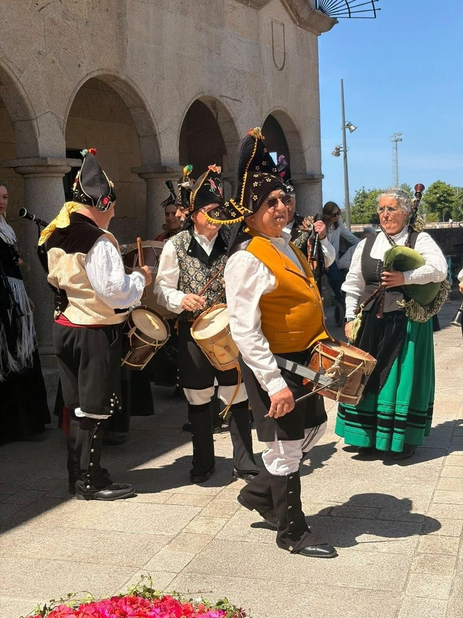 Alfombras florales y procesión del Corpus en Bouzas.