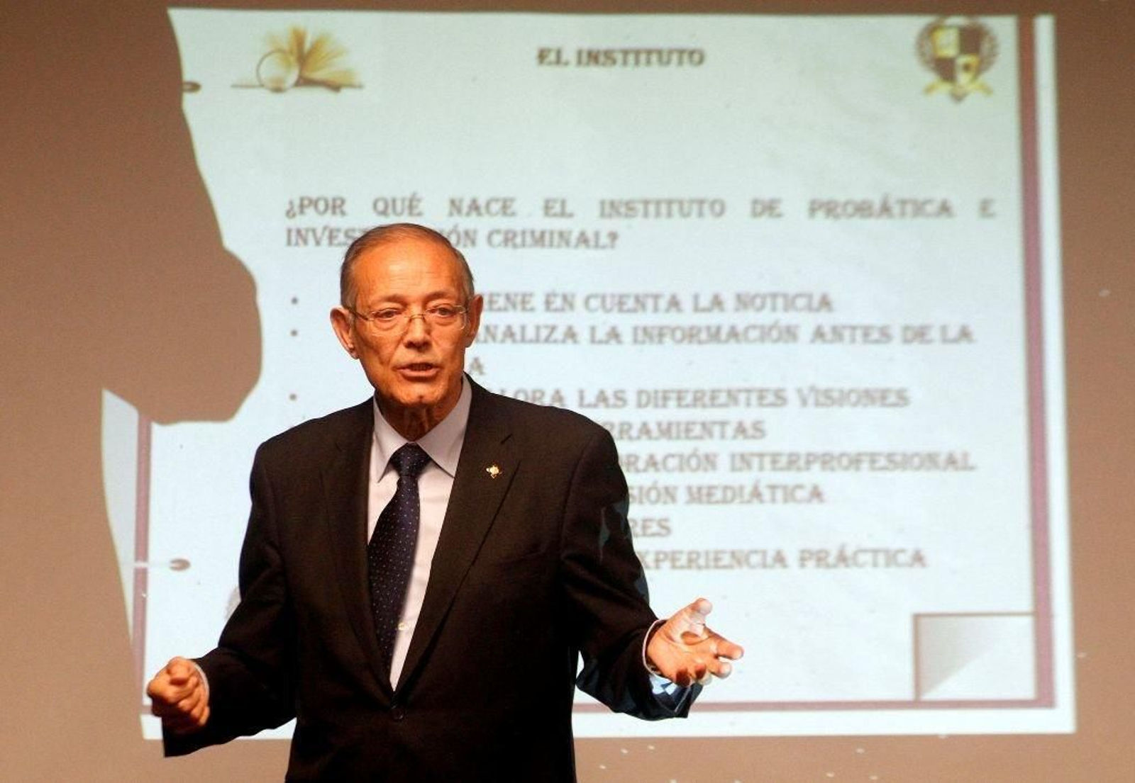 El comisario principal honorario, ayer durante la presentación en Vigo de su instituto.