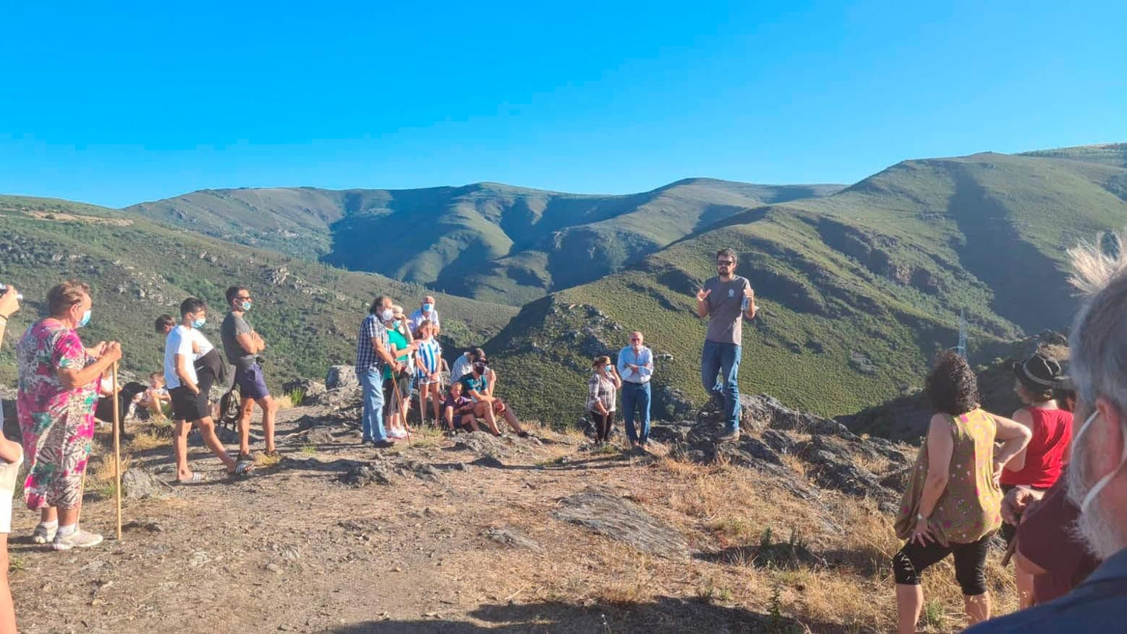 Participantes en la visita guiada al yacimiento de O Castrillón.