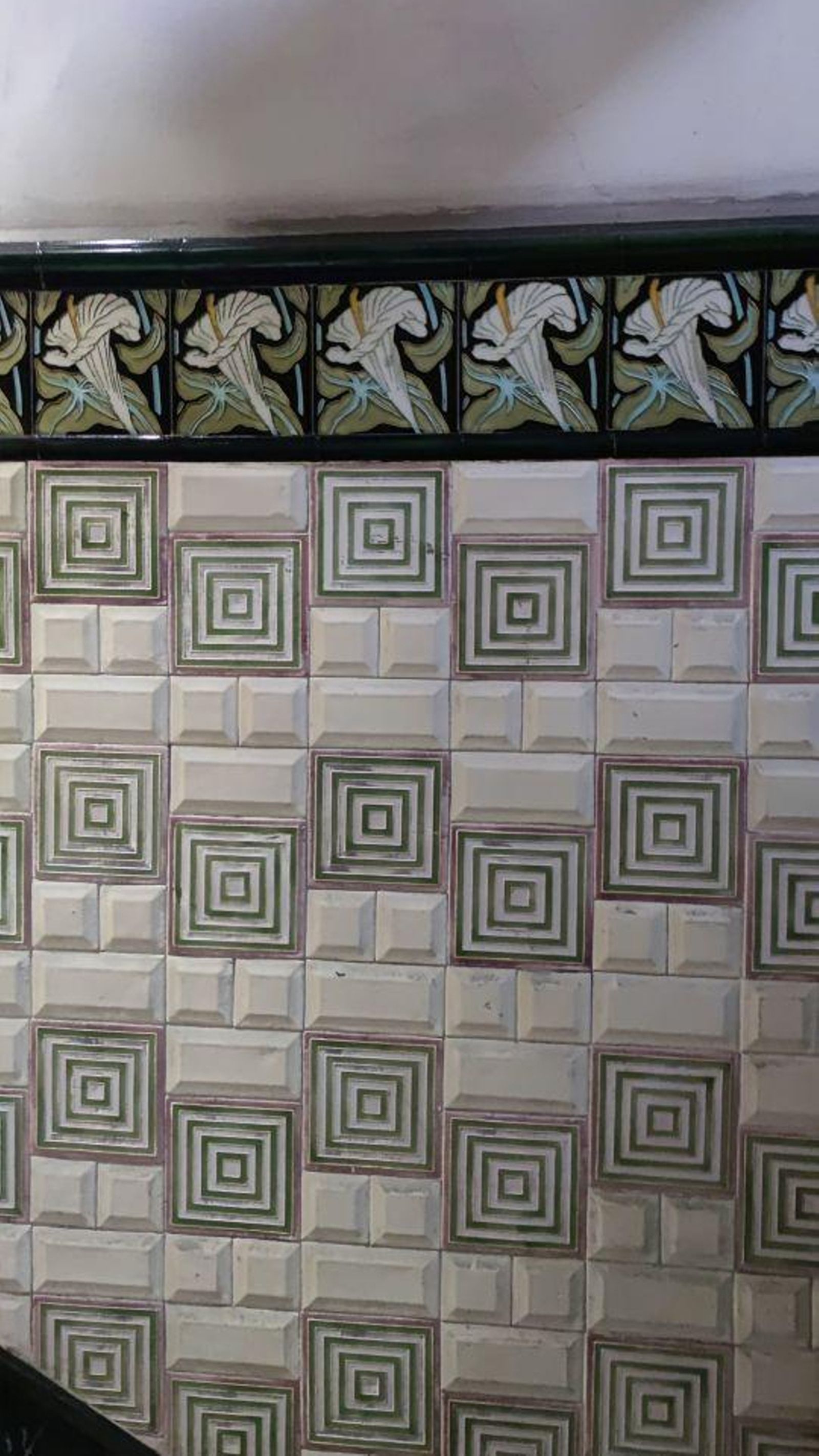 El edificio Simeon de 1894, (hoy Marcos Valcarcel), propiedad de la Diputación, tiene un hermoso portal de azulejos modernistas en las paredes inexplicablemente tapados por cajas y trastos.
