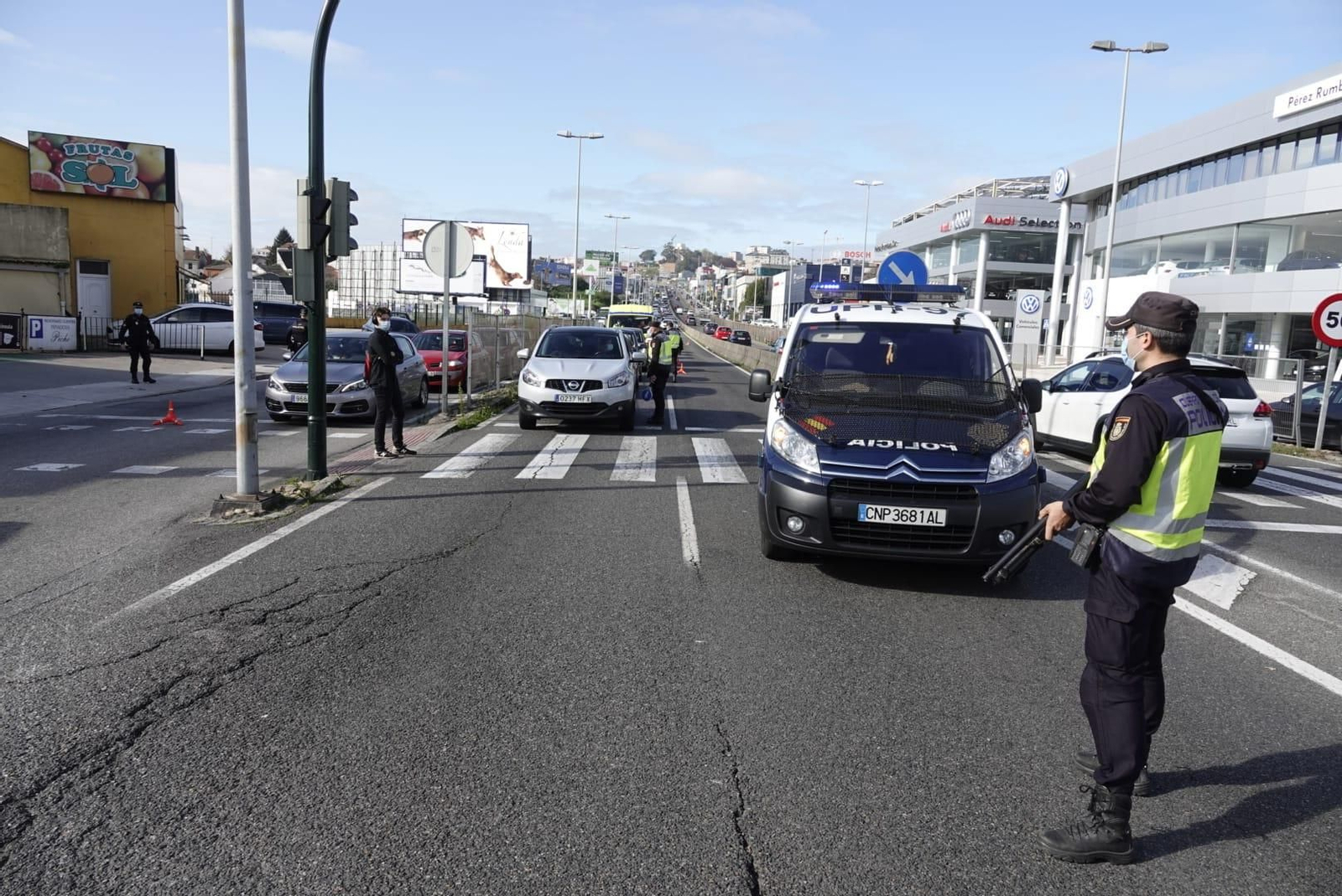 Grandes colas en las salidas y entradas de la cuidad por el cierre perimetral