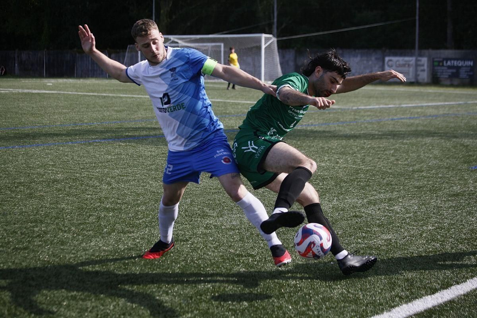 El capitán del Coles, Manolo, intenta presionar a un jugador del Antela B.