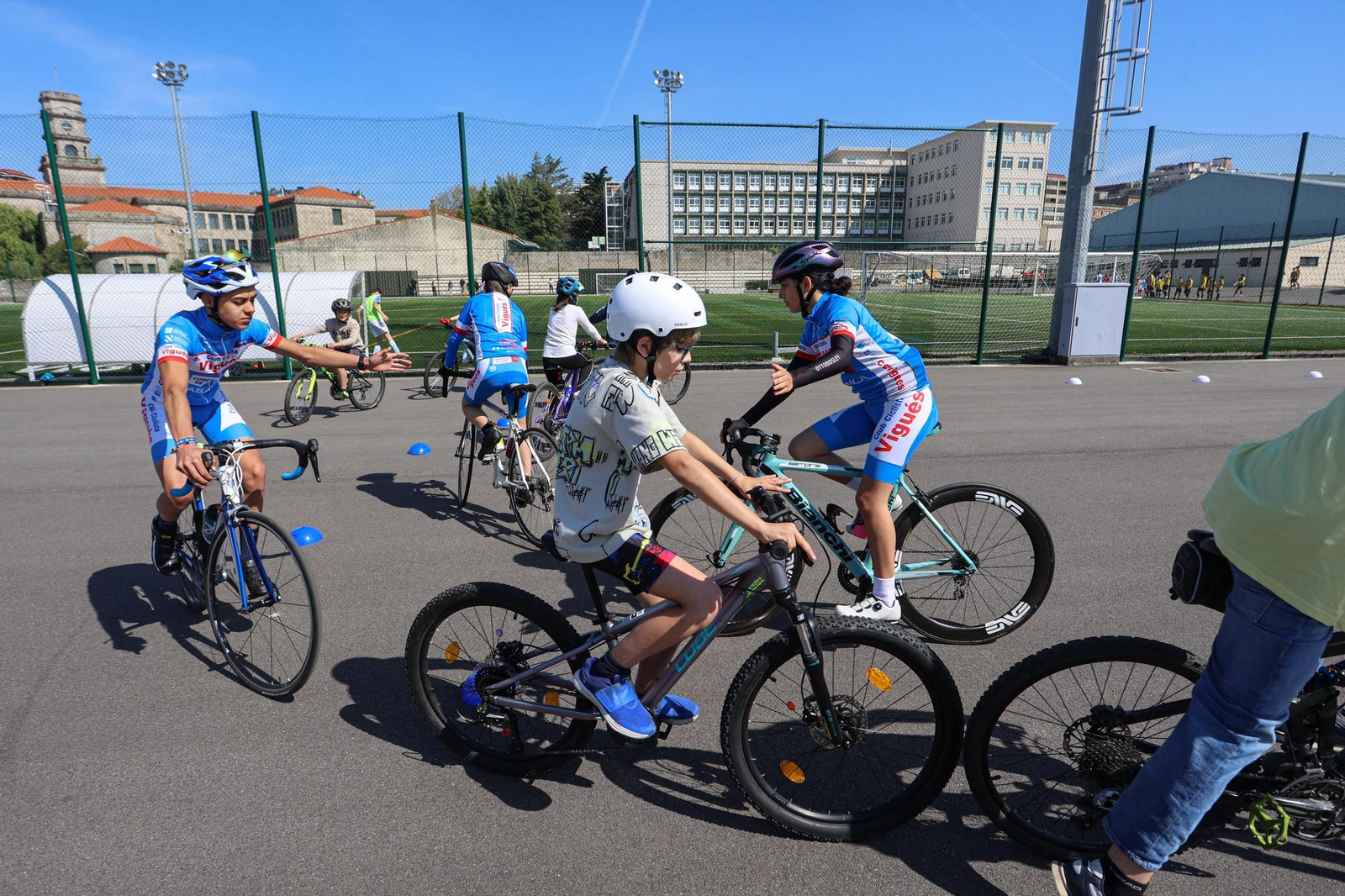 El paso a la bici ‘sin ruedines’, o con pedales, es el primero que dan los niños. Después, toca perfeccionar habilidades.