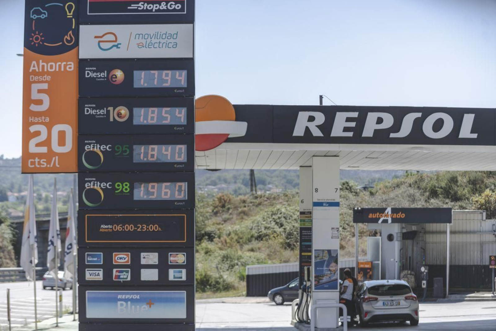 Los conductores se encontraron este martes con la gasolina más cara que el diésel.