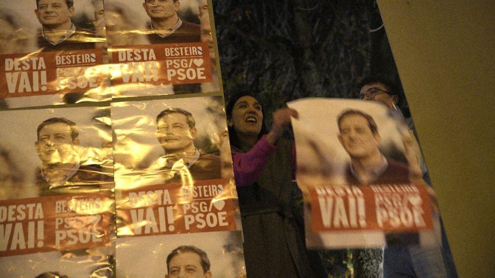 Carmen Rodríguez Dacosta, en la pegada de carteles del PSOE (O.P.)