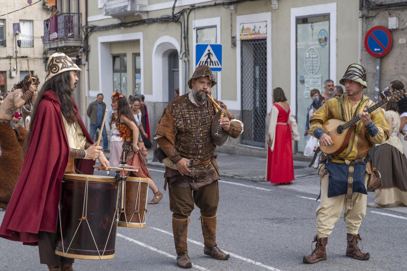 Galería | Reyes, clero, doncellas y caballeros desfilan por las calles de Ribadavia en la Festa da Istoria