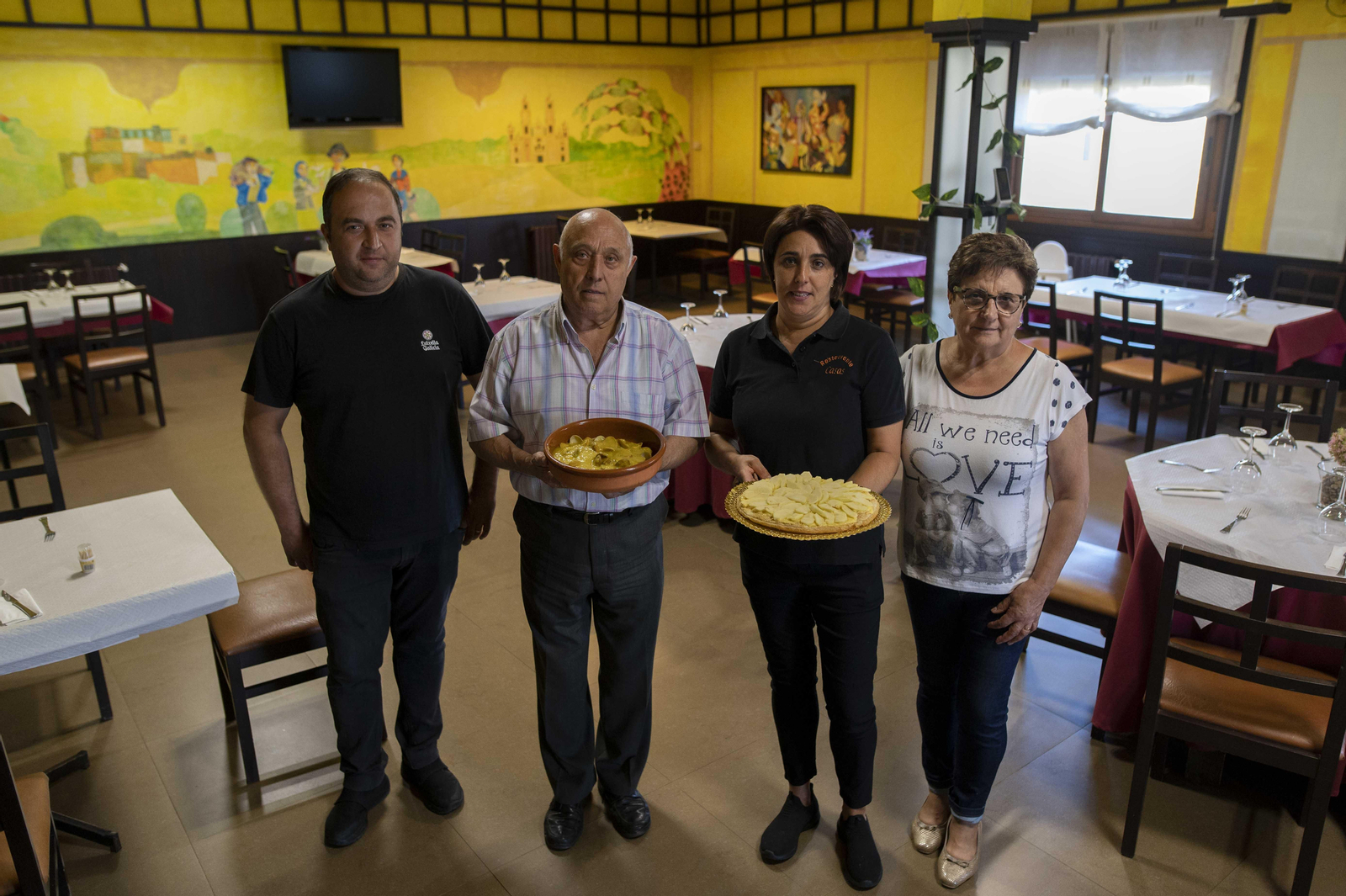 Miguel Casas, José Casas, María José Casas y Ramona López en el Restaurante Casas.  (Martiño Pinal)