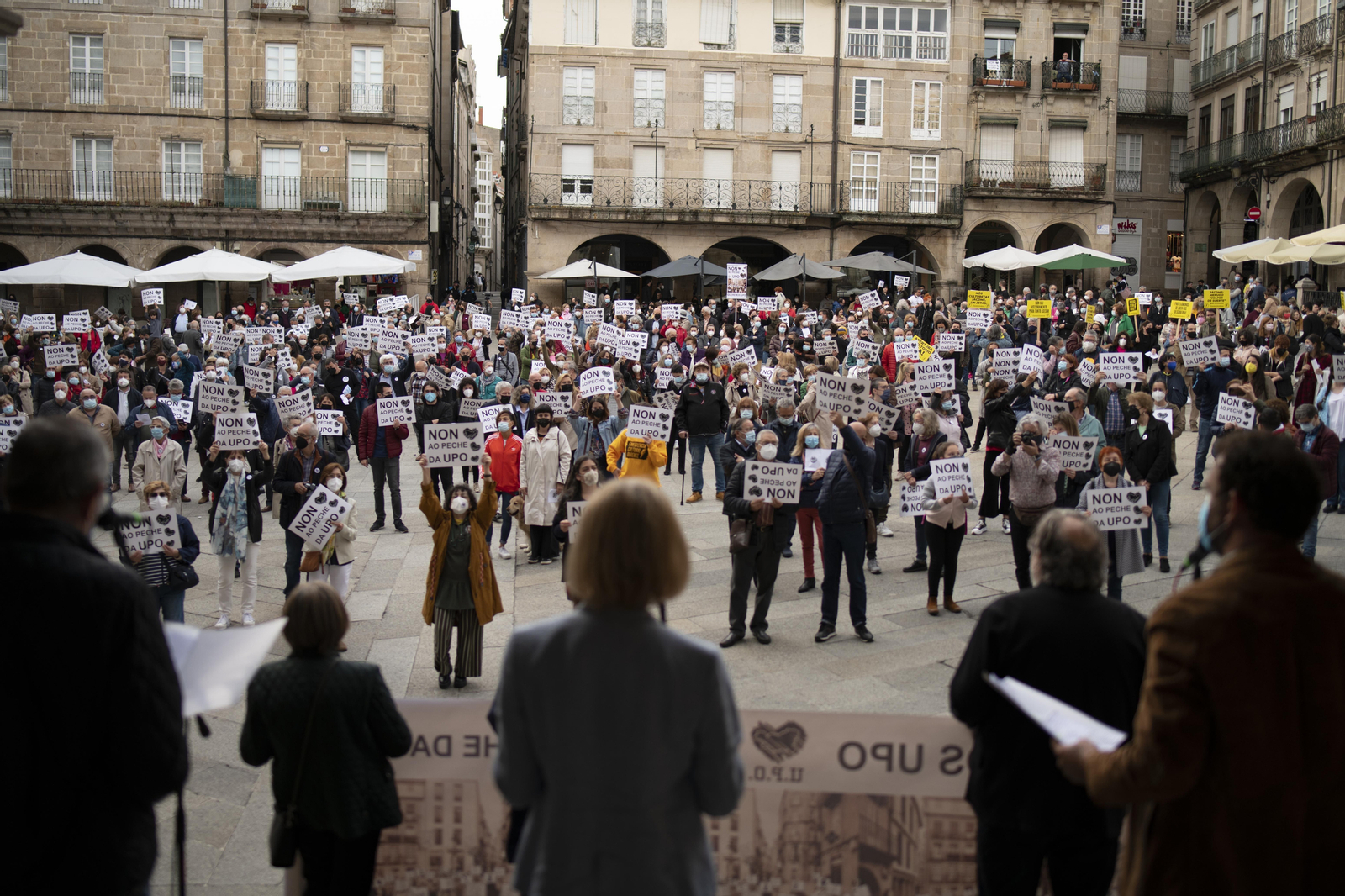 Concentración cultural contra el cierre de la Universidad Popular de Ourense.