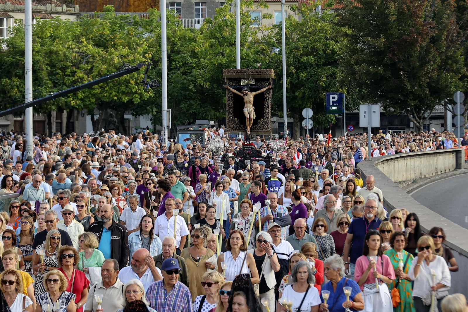 Galería | Misa por el Cristo da Victoria en Vigo y la concurrida procesión