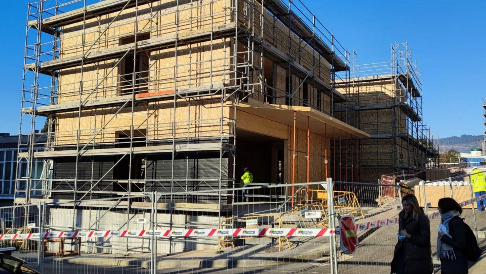 La ampliación del centro de salud va a buen ritmo y ya se puede ver la estructura del nuevo edificio.