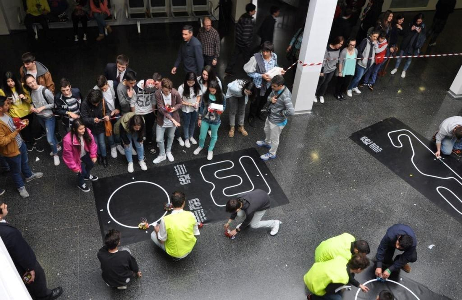 El vestíbulo de la Escuela de Ingeniería Industrial se convirtió en la sede del concurso.
