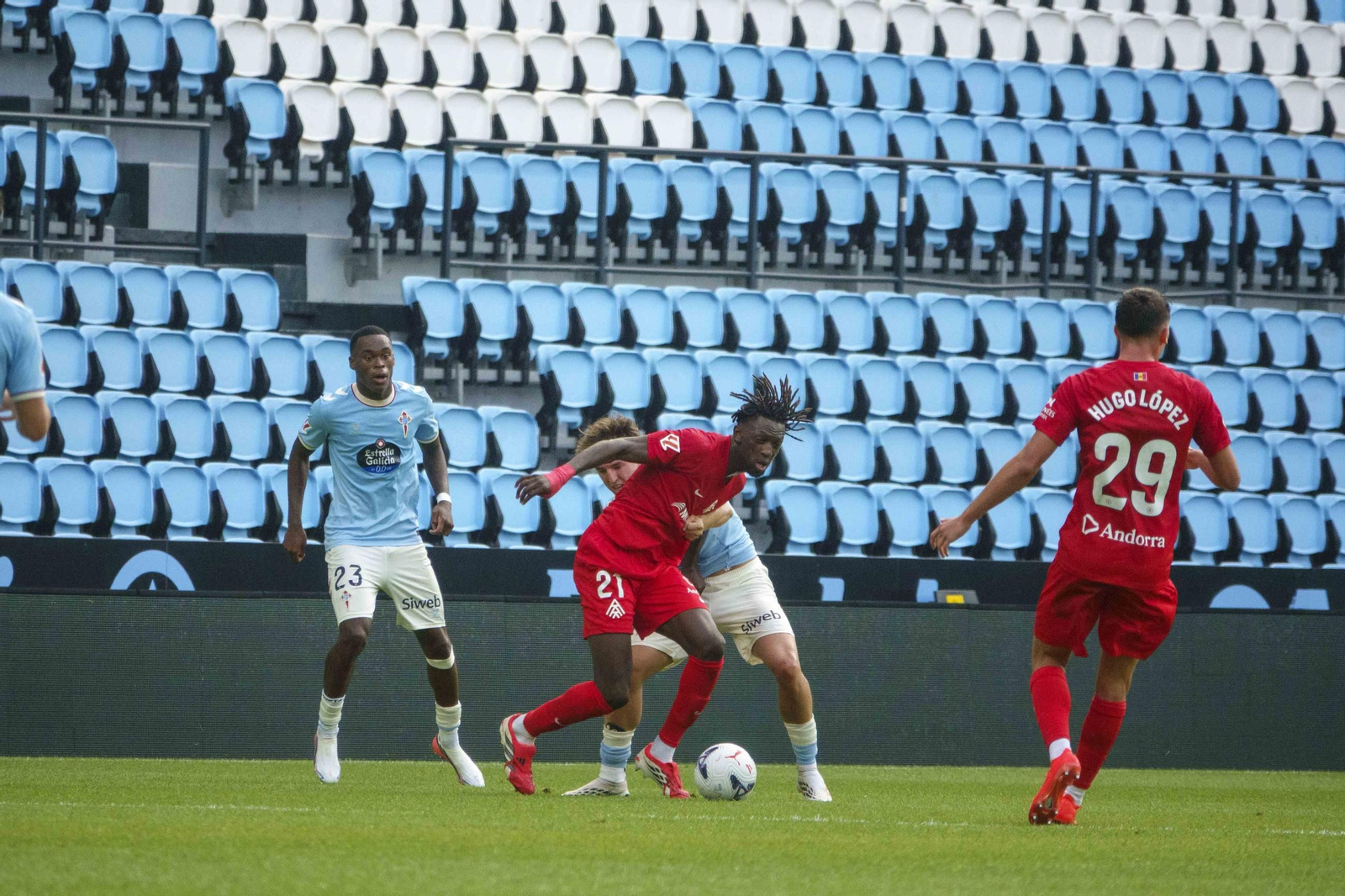 Galería | El Celta Fortuna se estrena como local en Segunda División