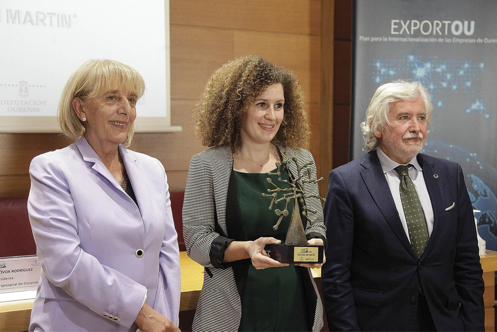 Andrea Díaz, en el centro, con Marisol Novoa y Rosendo Fernández (MIGUEL ÁNGEL).