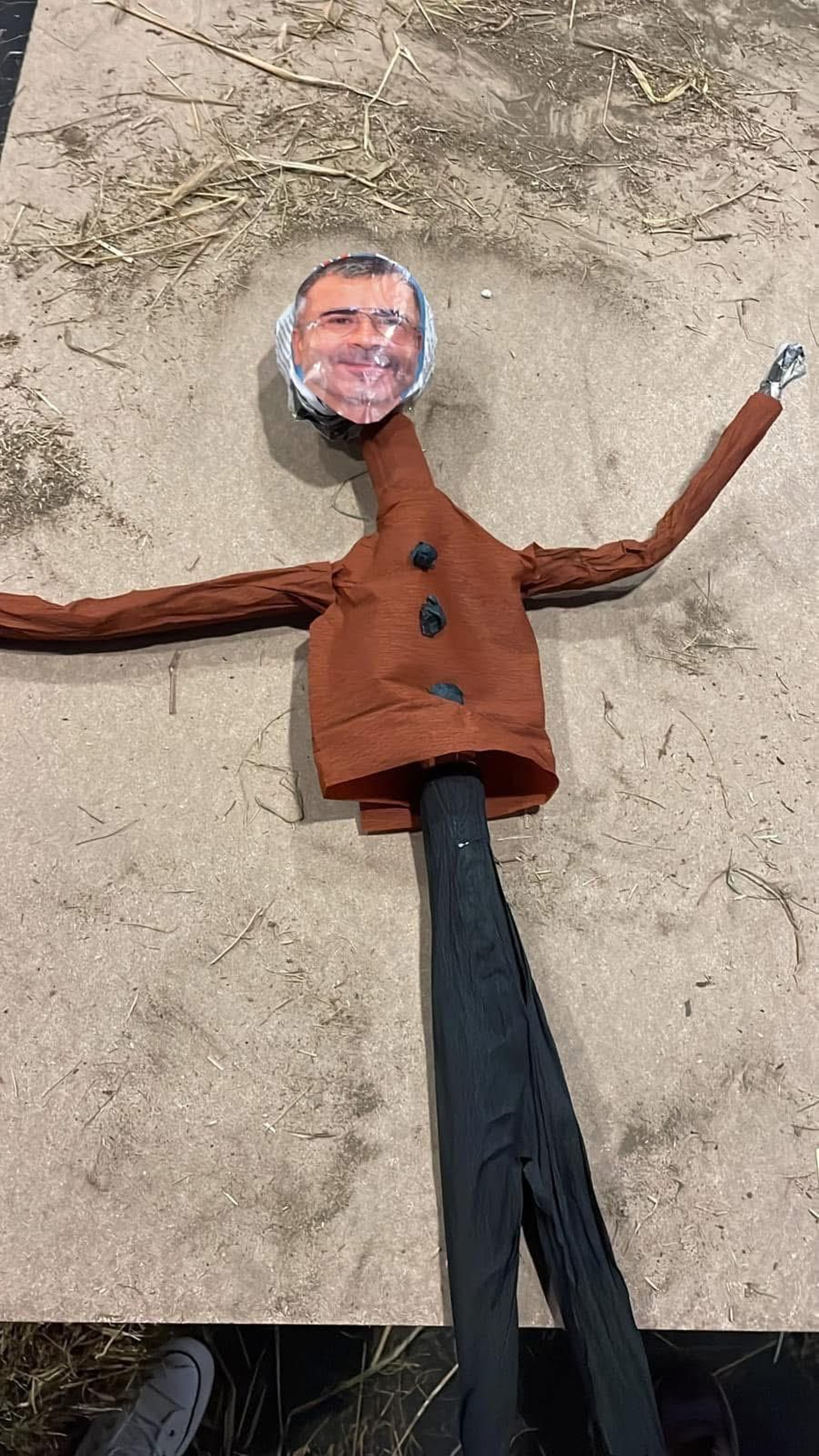 Galería |  A Gudiña crea de nuevo sus  figuras del Entroido