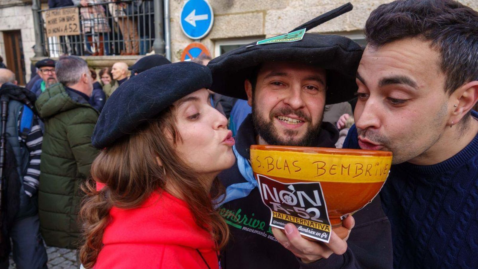 Las ‘cuncas’ y el vino, blanco o tinto, no faltaron entre las manos de los romeros.