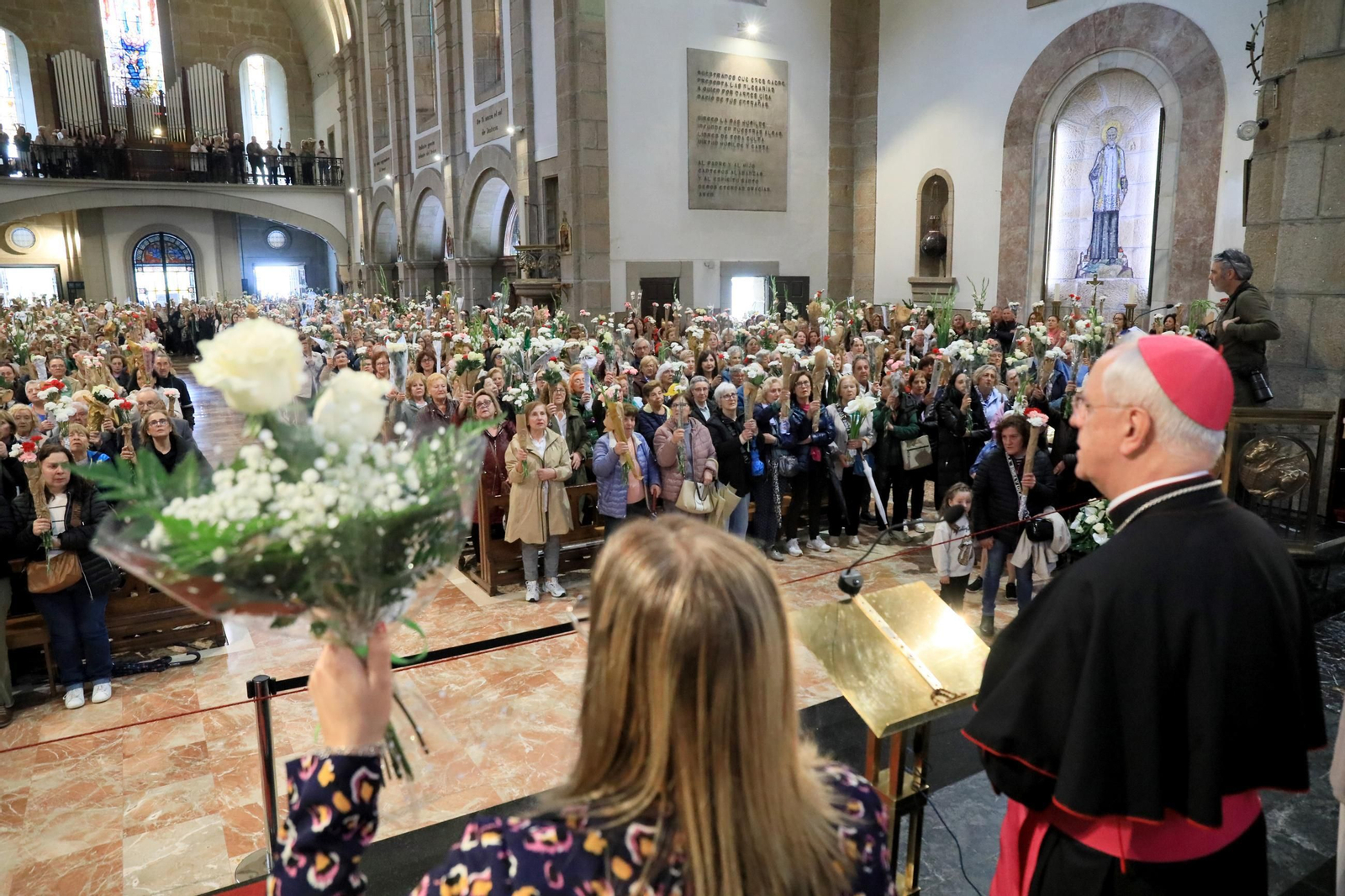 Galería | Las madres ofrecen sus flores un año más a la Virgen de Fátima, en fotos