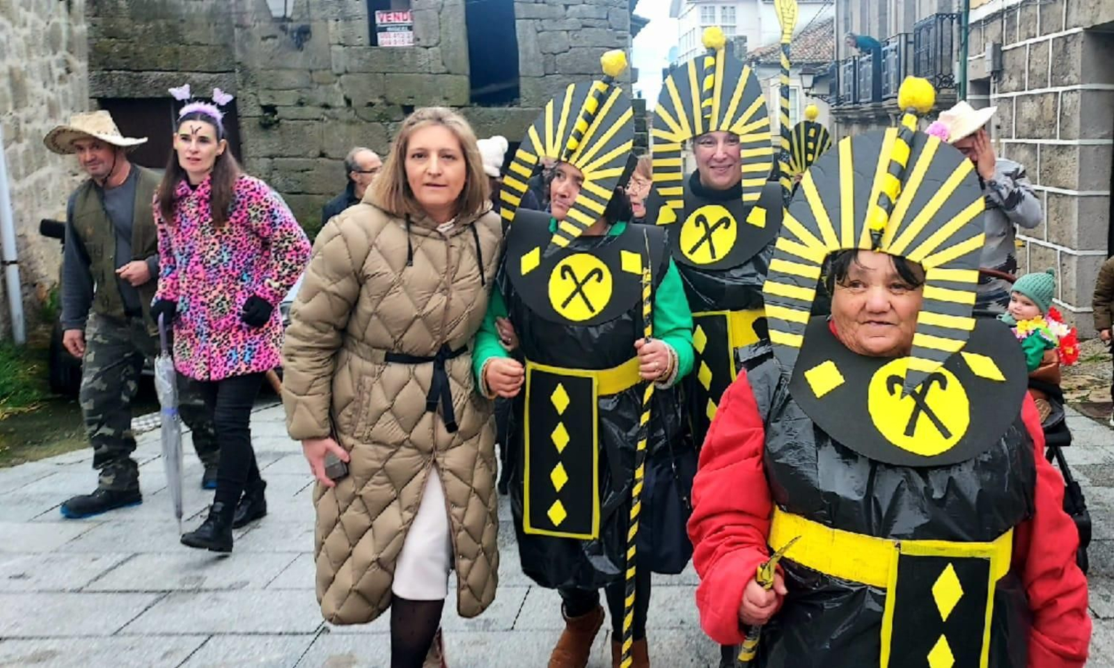 Galería | O gran desfile do Luns de Entroido en Vilardevós protagonizárono os maiores e os chocalleiros