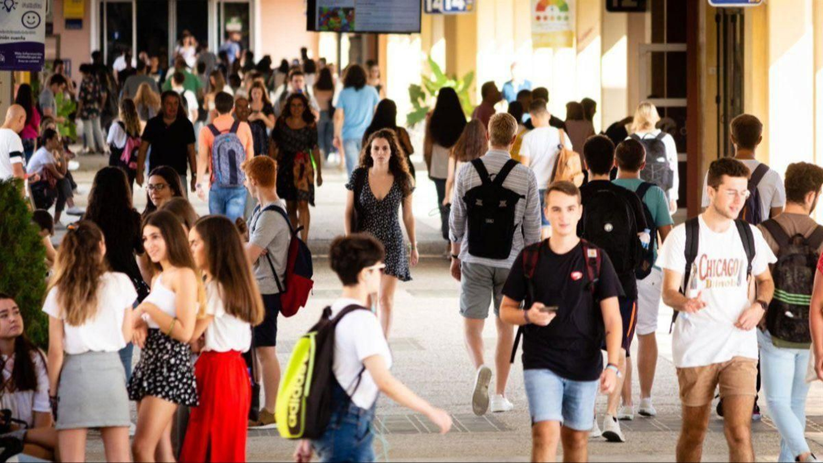 Numerosos jóvenes universitarios en Sevilla.