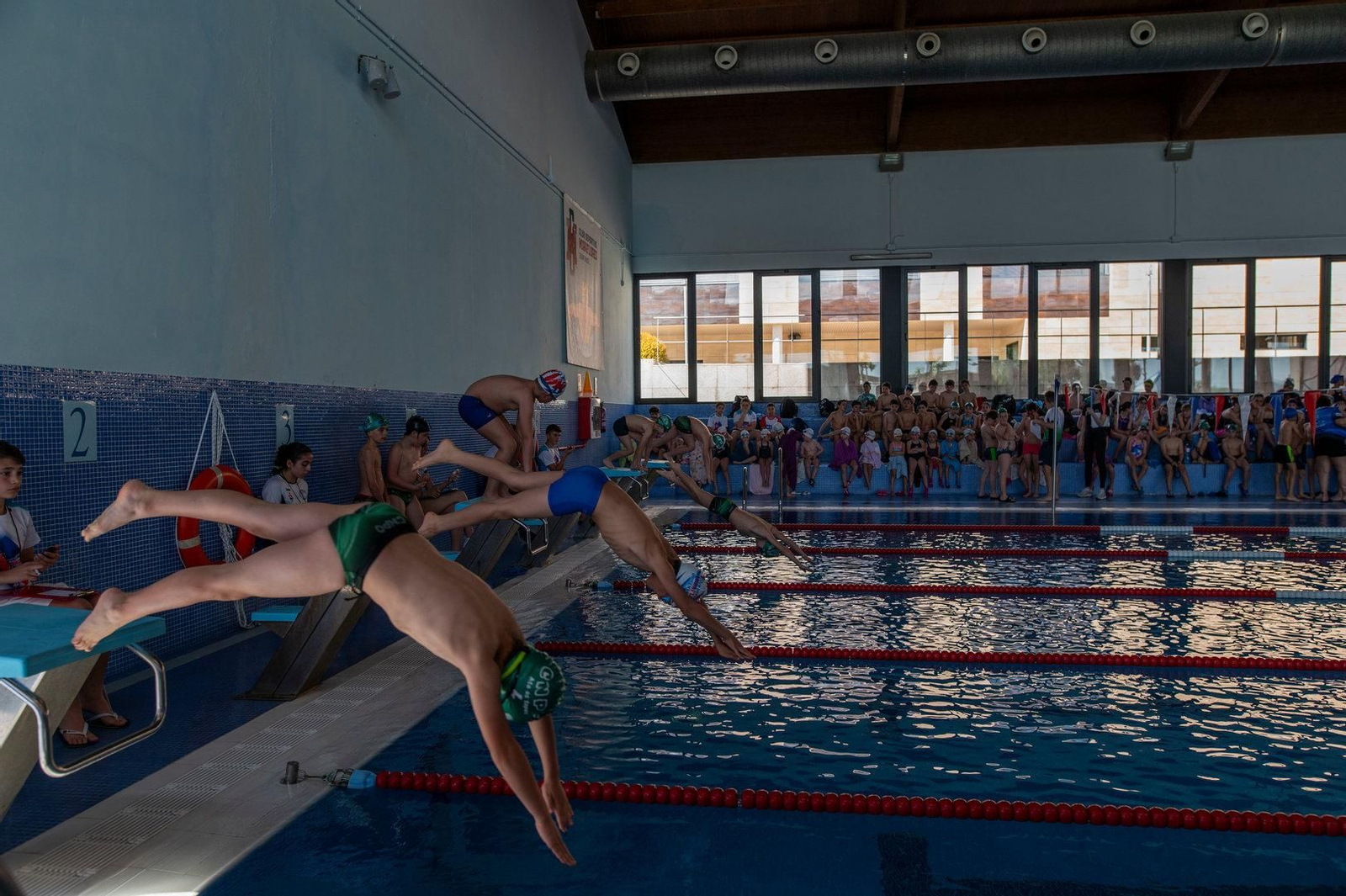 Participantes saltando al agua.