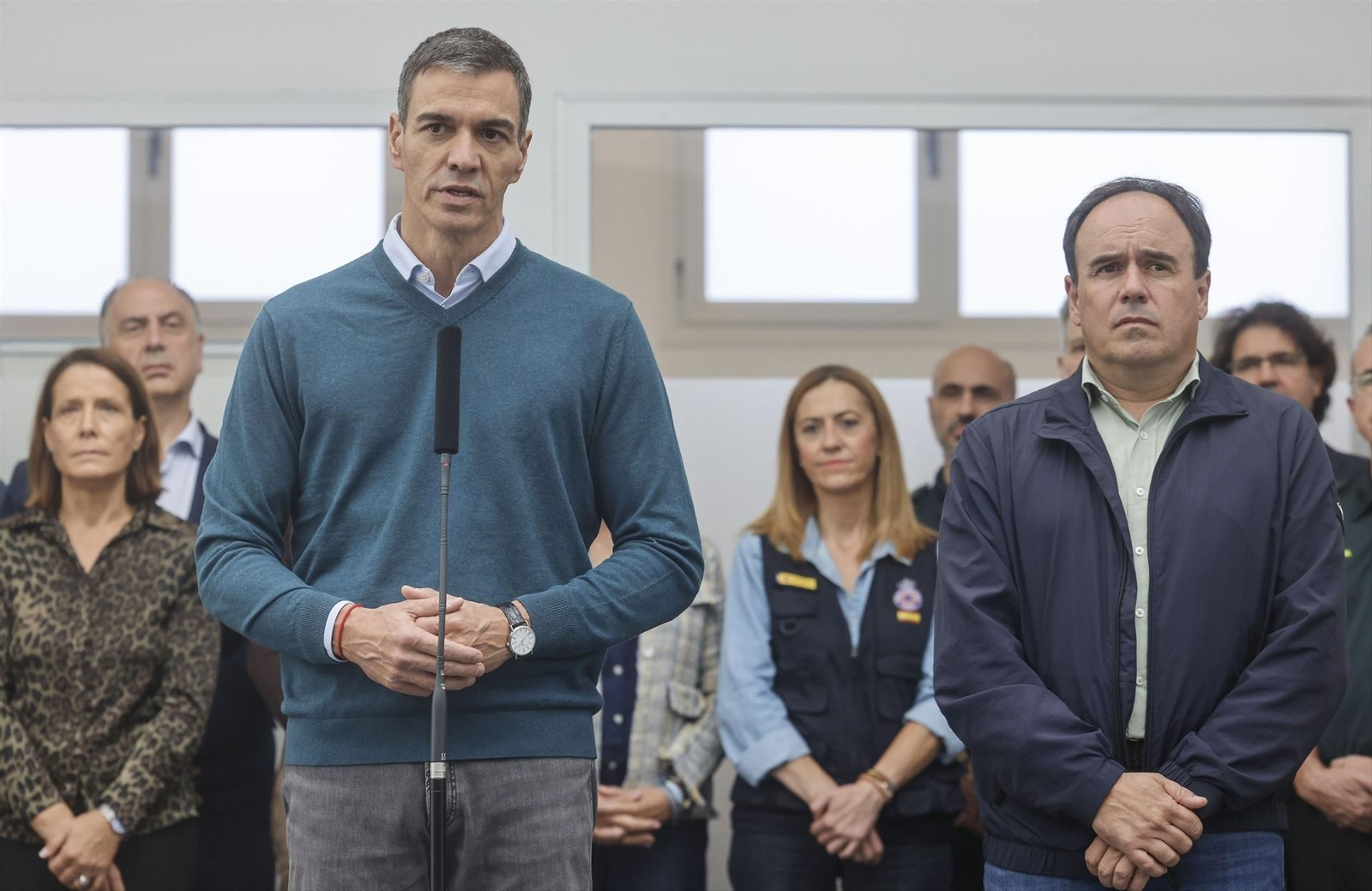 El presidente del Gobierno, Pedro Sánchez, atiende a los medios junto al president de la Generalitat Valenciana, Juanfran Pérez Llorca, durante una visita al Puesto de Mando Avanzado por la dana Adam en Oliva.