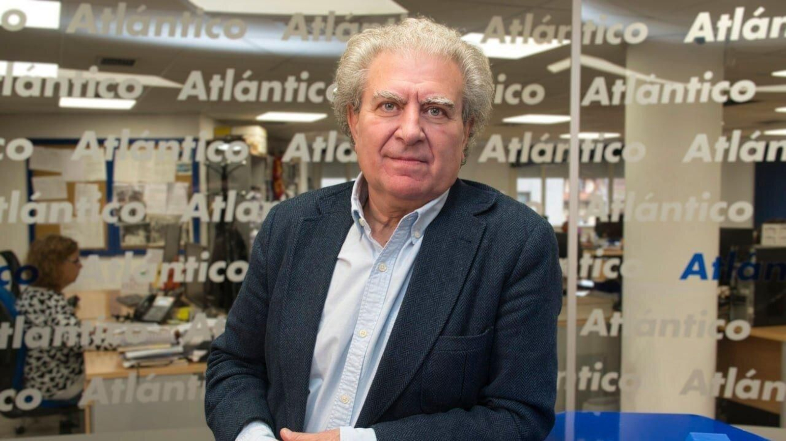 César Antonio Molina, en el set de AtlánticoTV.