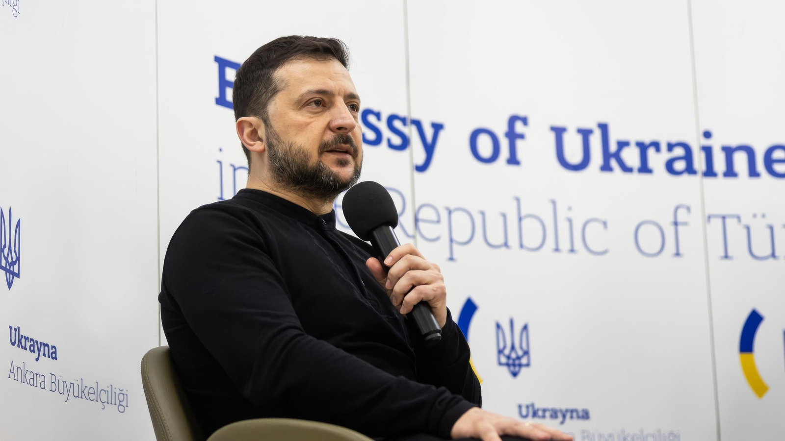 Volodymyr Zelenski responde a una pregunta durante un evento con el ministro de Asuntos Exteriores, Andrii Sybiha, en la inauguración de la nueva embajada de Ucrania, en Ankara, Turquía.