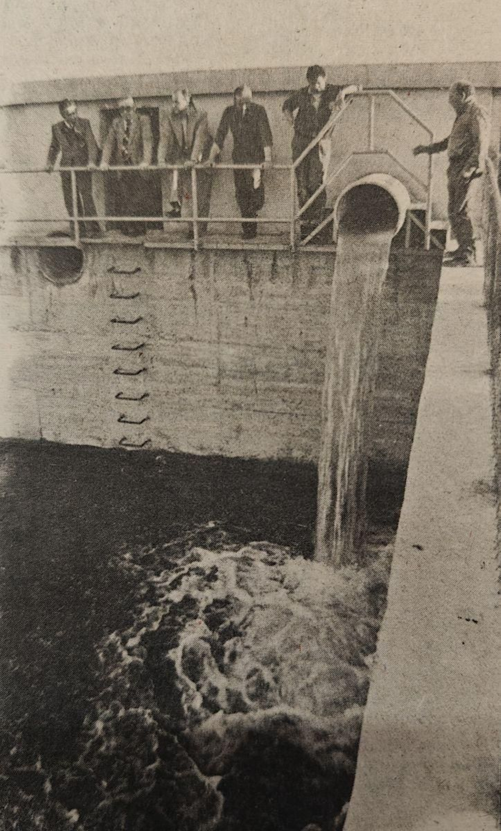 Los técnicos comprueban que el agua por fin bombea.