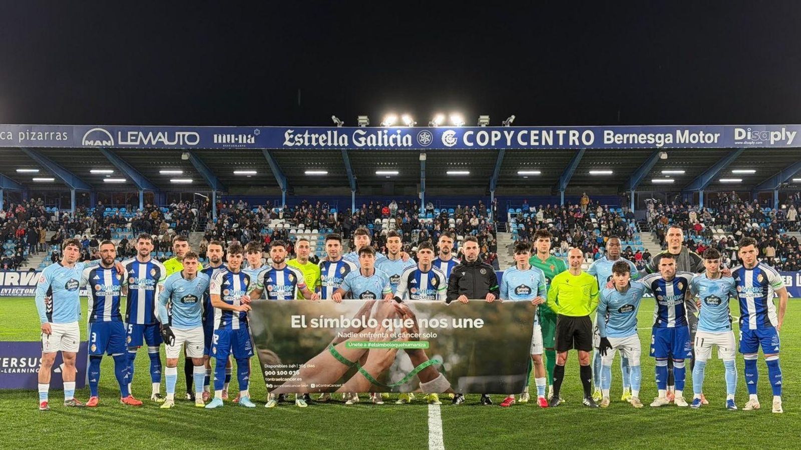Los jugadores de la Ponferradina y el Celta Fortuna posaron ayer para realizar una fotografía conjunta con los lazos verdes que simbolizan la lucha contra el cáncer. Sostuvieron un cartel de la iniciativa.