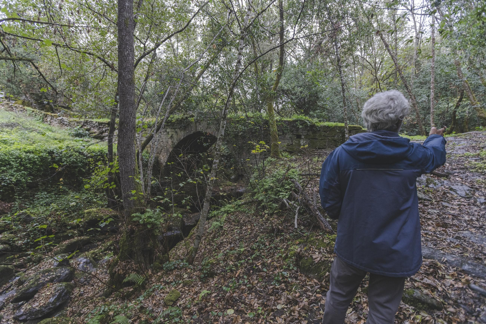 Galería | A Teixeira cierra al paso el puente medieval de Lumeares por riesgo de derrumbe