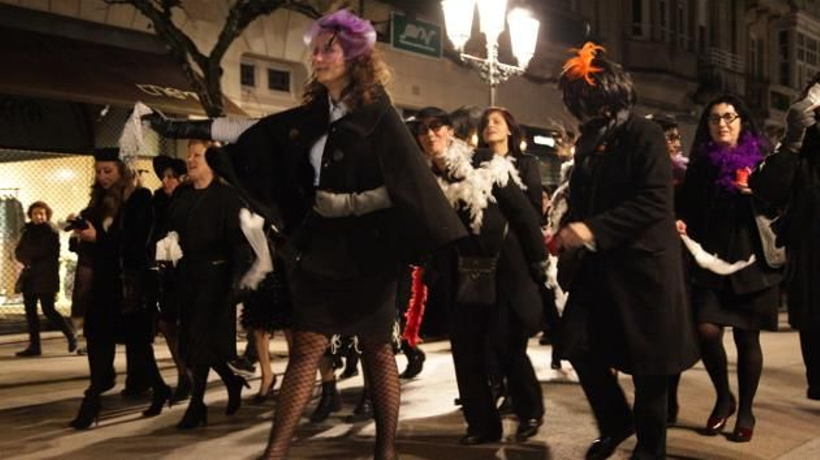 Un grupo de ourensanos recorre la ciudad durante el entierro