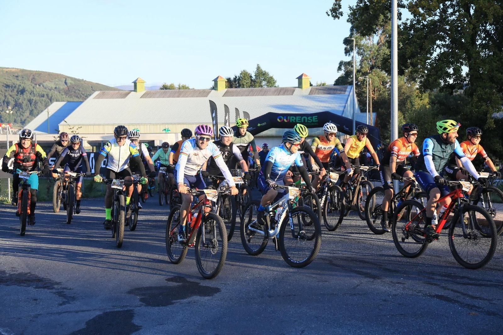 Momento de la salida de la  primera edición de la BTT Concello de Boborás.