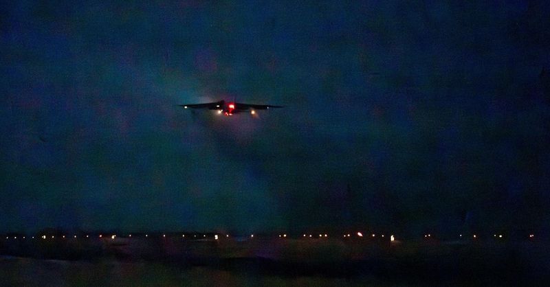 Mueren los ocho tripulantes de un avión militar tras estrellarse en California