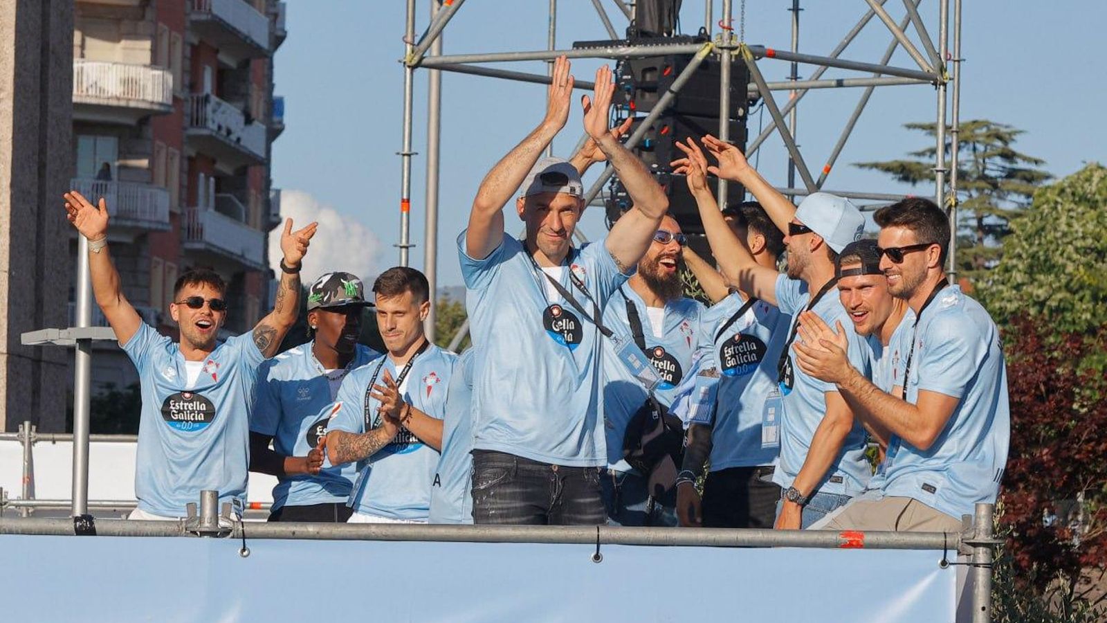 Galería | Fiesta celeste en Vigo por la vuelta del Celta a Europa